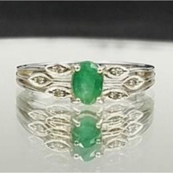 Emerald, oval-cut, set in 10 k white gold with 6 Diamond accents - Picture 2 of 12